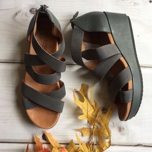 Super comfy grey Gentle Souls sandals. Size 7.5